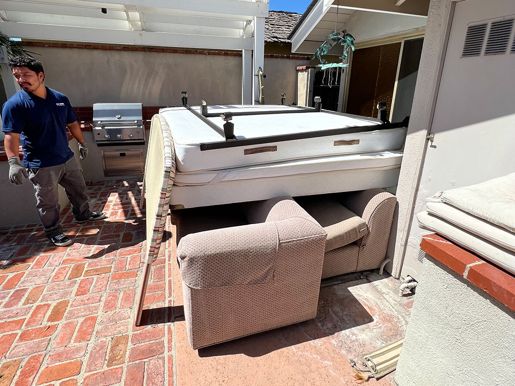 Residential junk removal in Fountain Valley